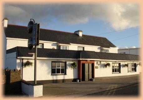 Hopper Inn Bar & Guest Accommodation Ballynaskreena Buitenkant foto