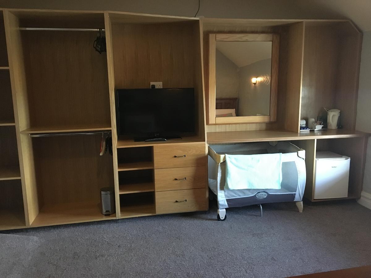 Hopper Inn Bar & Guest Accommodation Ballynaskreena Buitenkant foto